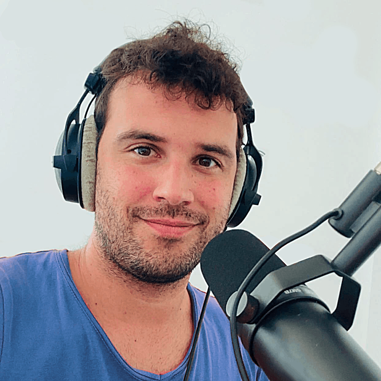 Guillaume Galbon au micro en studio radio